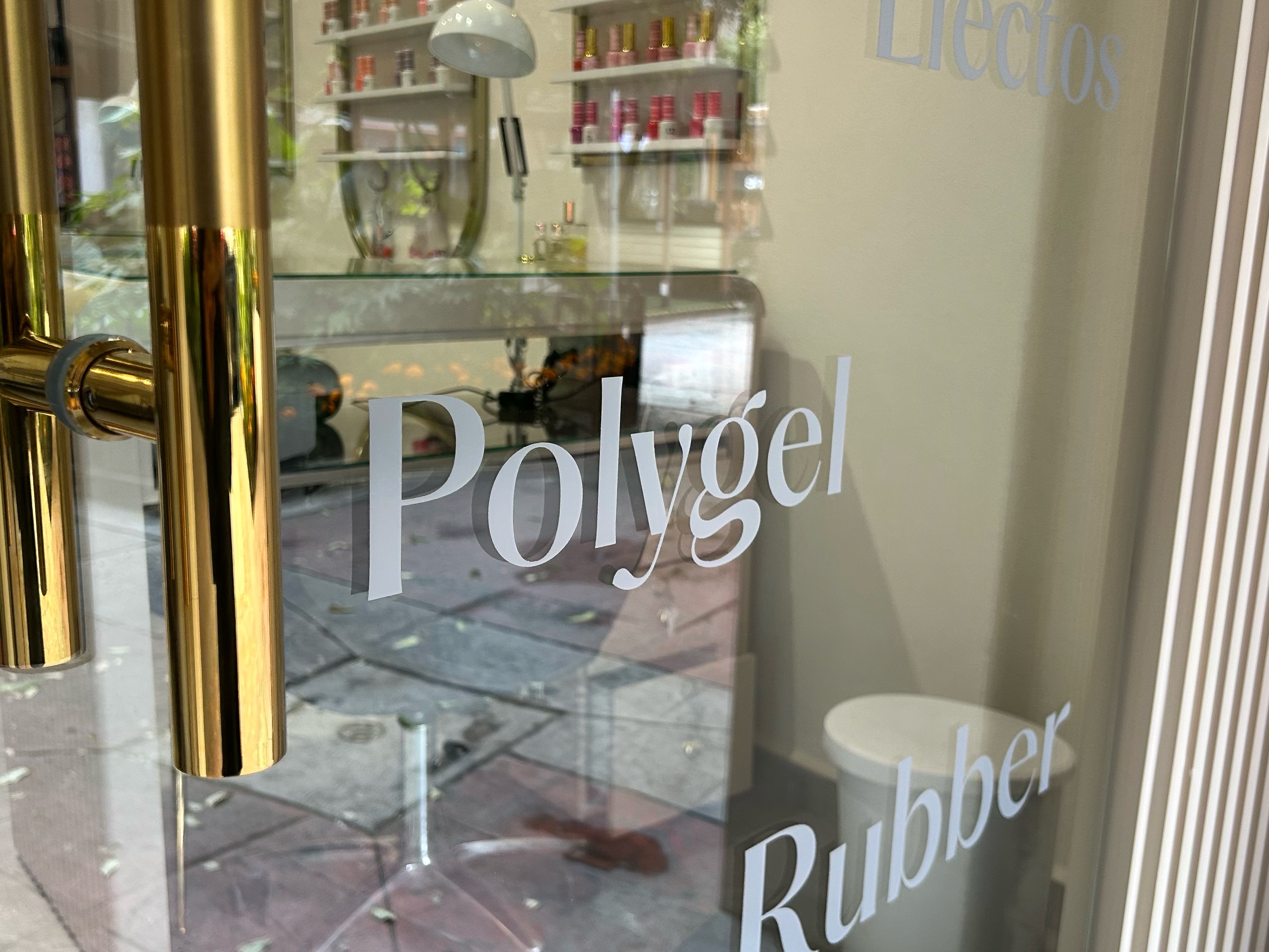 Puerta rotulada con vinil